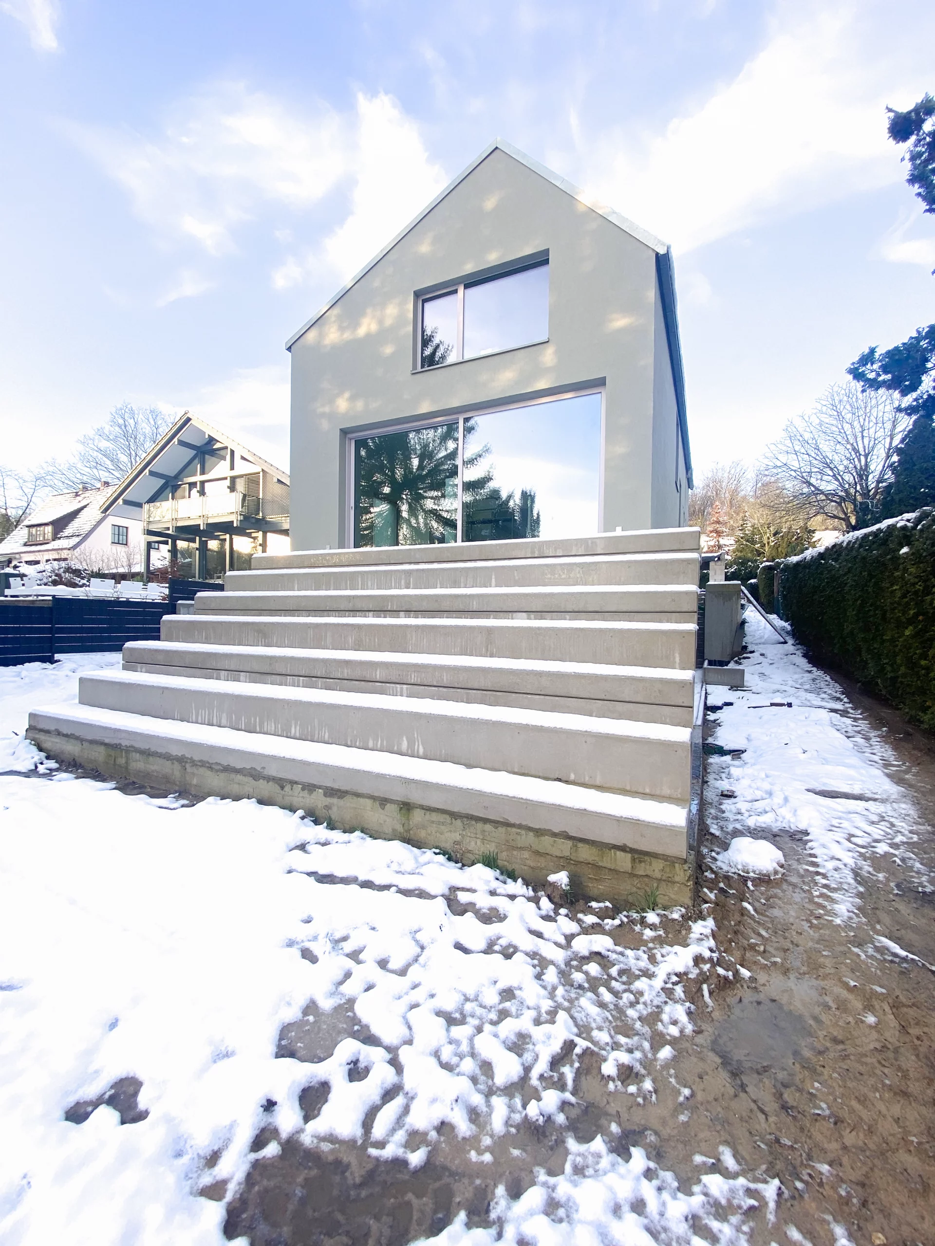 Gartenansicht Einfamilienhaus mit Außentreppe