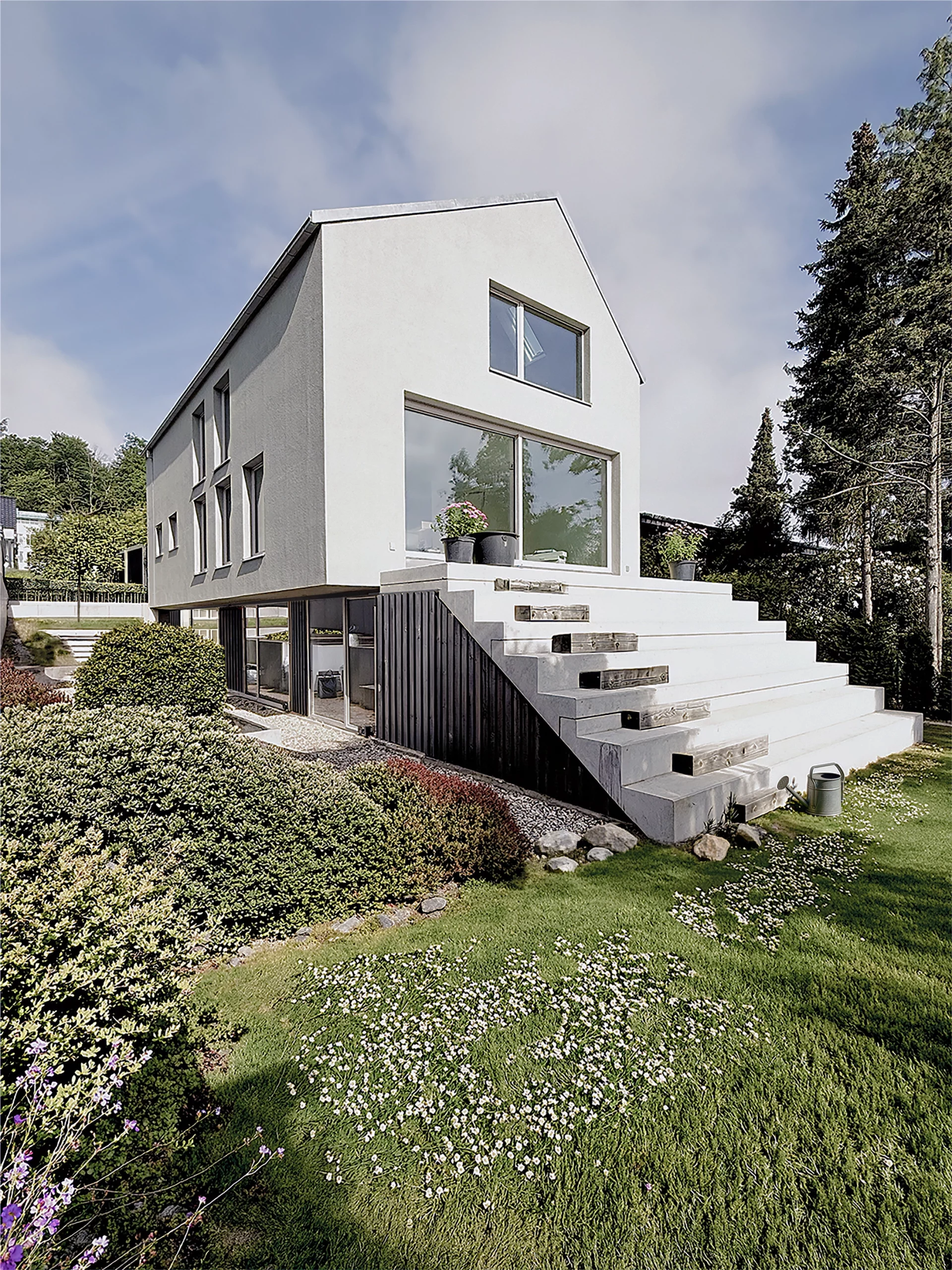 Stimmungsvoller Garten mit Einfamilienhaus