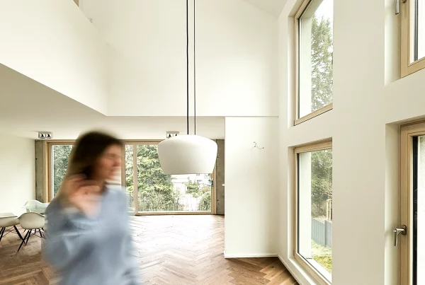 Heller Innenraum mit Blick auf Terasse