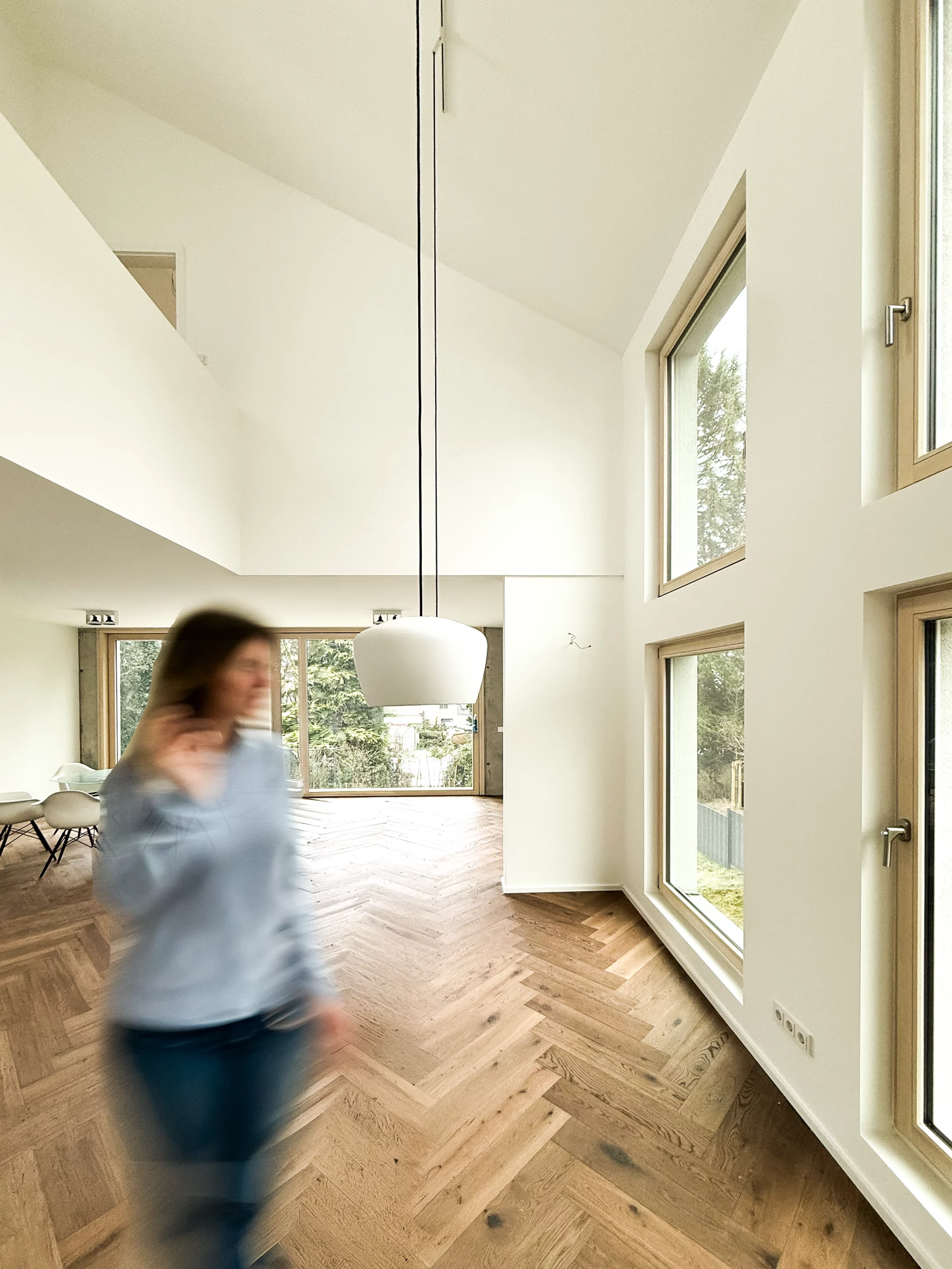 Heller Innenraum mit Blick auf Terasse